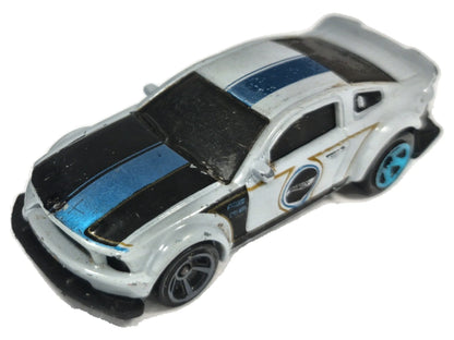 Ford Mustang GT Hot Wheels 2005 1:64 Luzak Srebrny
