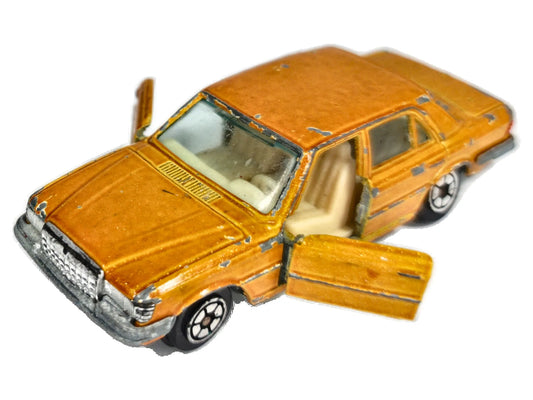 MERCEDES 450 SEL Yatming '70 Miodowy Pomarańczowy 1:64 2xMetal