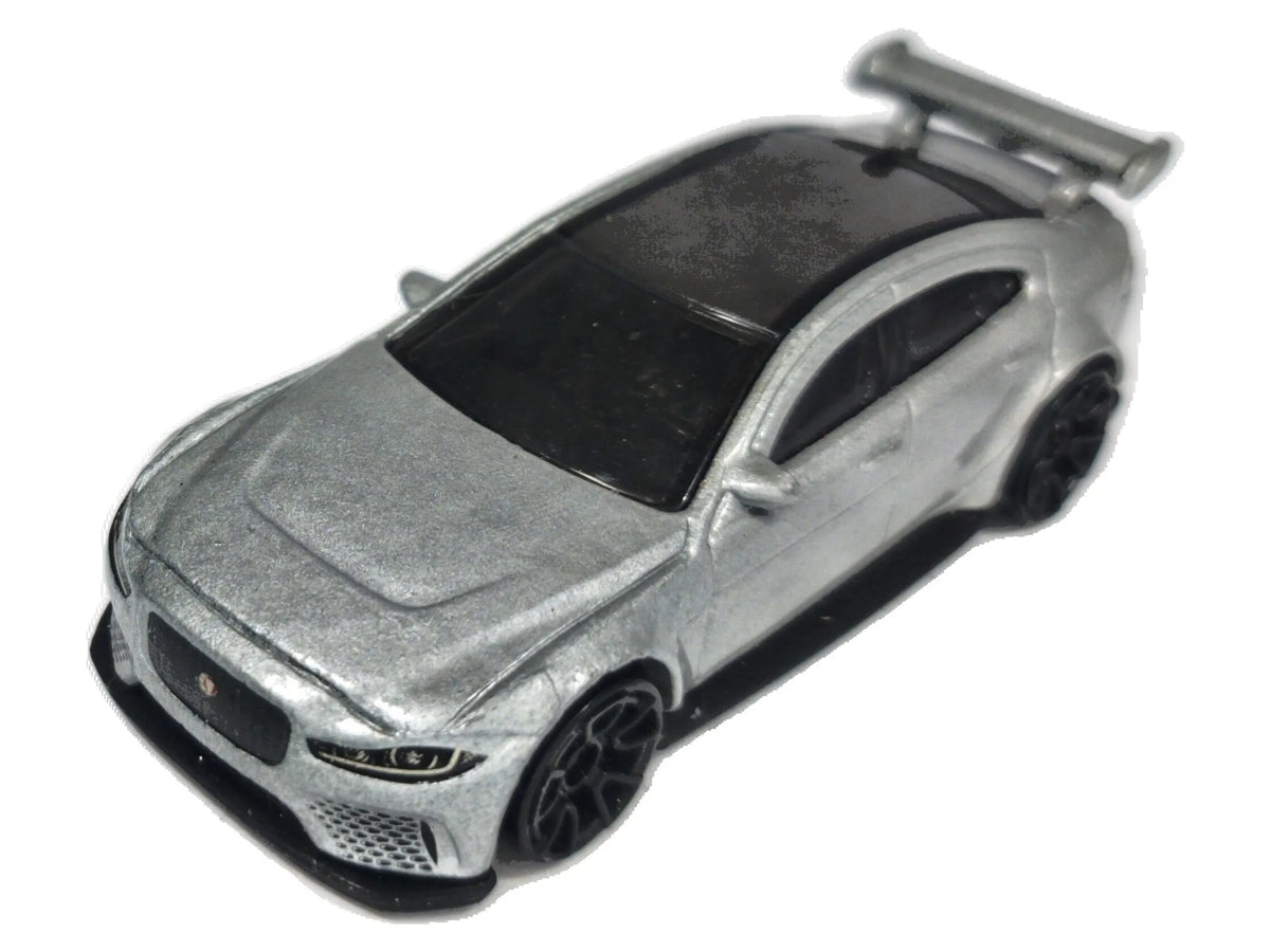 Jaguar XE SV Project 8 Hot Wheels 2018 Factory Fresh 1:64 Luzak Srebrny