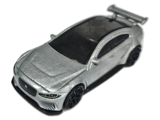 Jaguar XE SV Project 8 Hot Wheels 2018 Factory Fresh 1:64 Luzak Srebrny