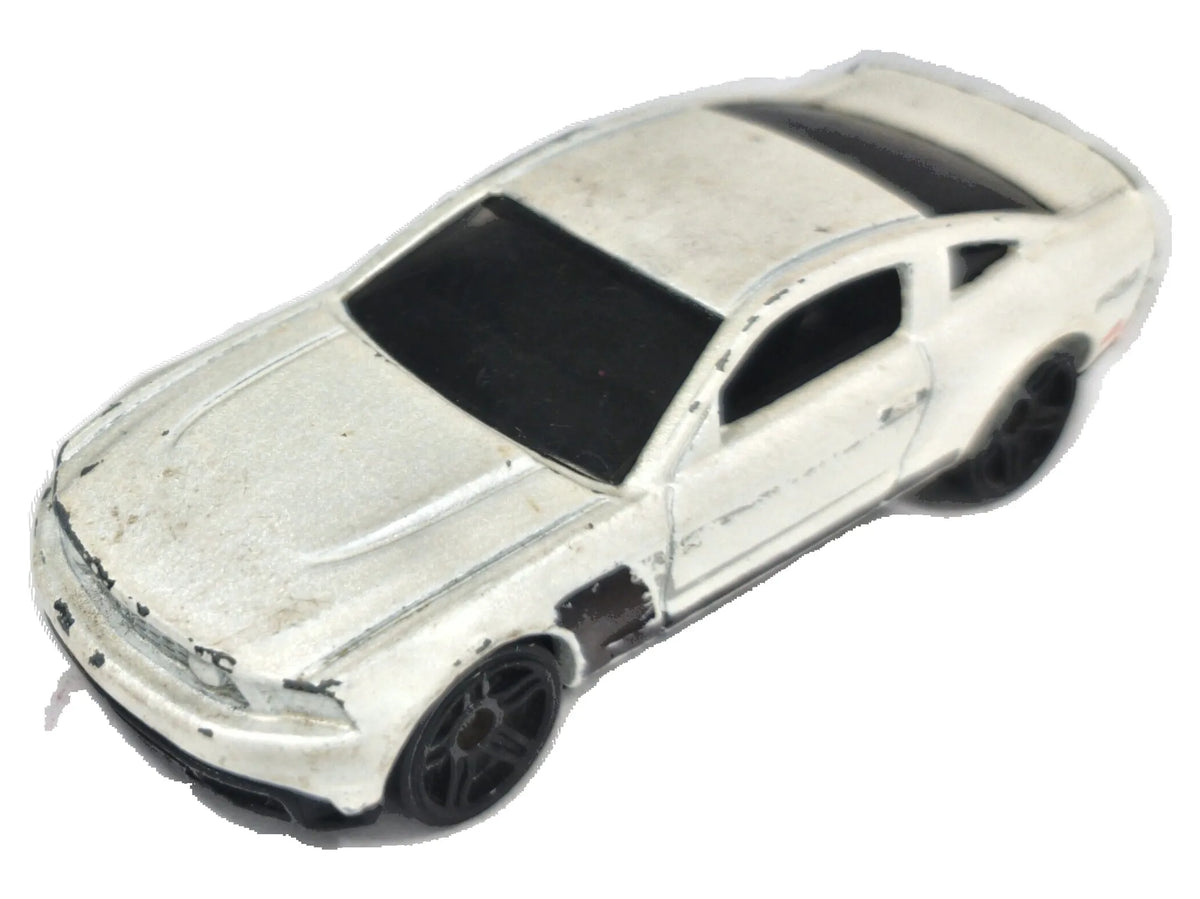 Ford Mustang GT Majorette 2009 1:64 Luzak Biały