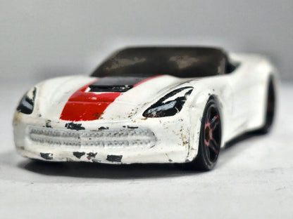 Chevrolet Corvette Stingray Hot Wheels 2013 HW Showroom 1:64 Luzak Biały – zdjęcie 5