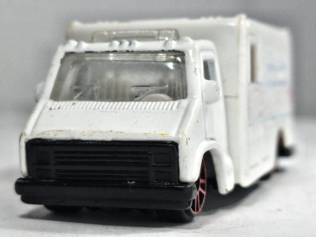 Ambulans Typu Box Fresh Metal Maisto Biały 1:64 – zdjęcie 5