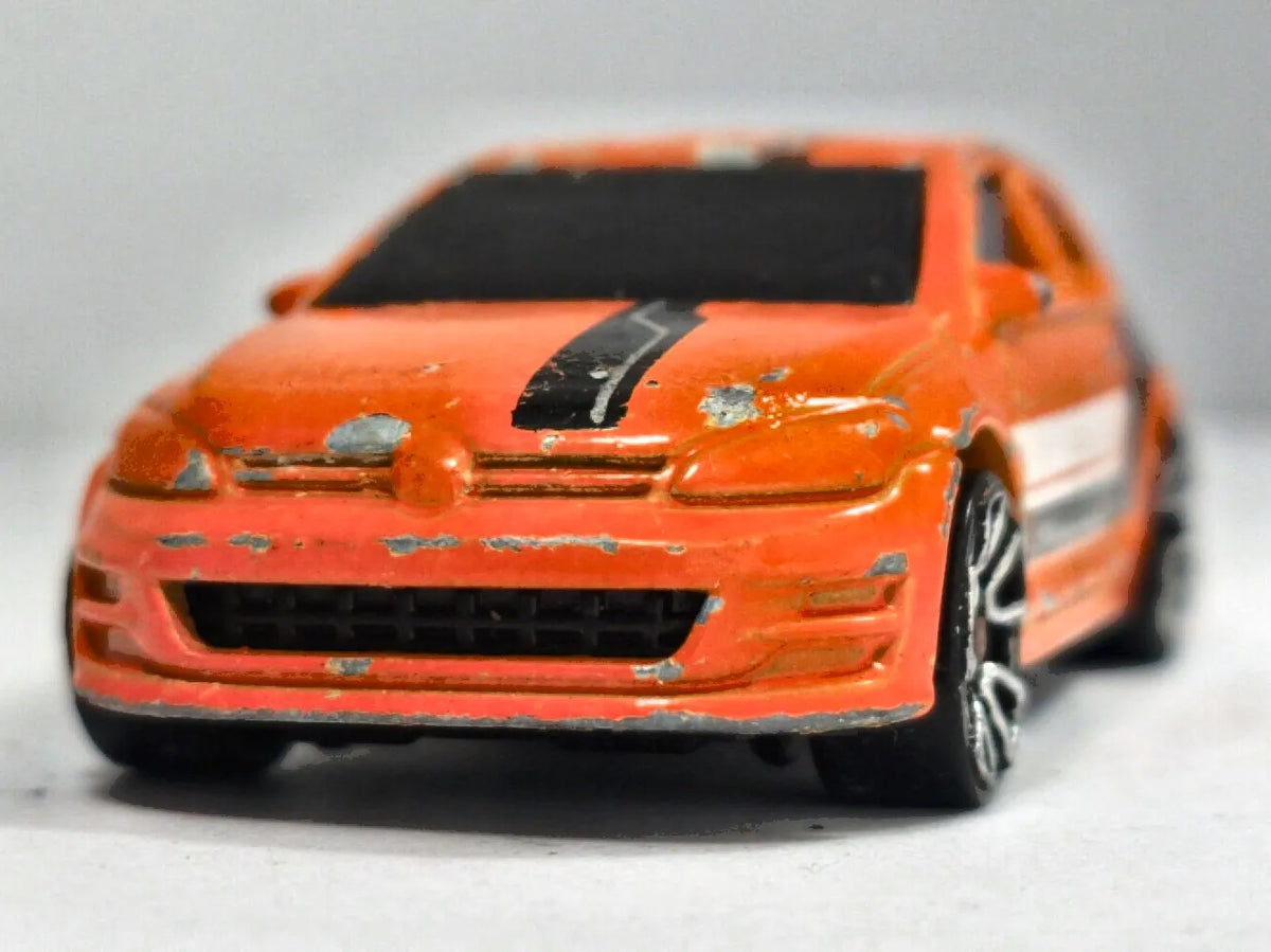 Volkswagen Golf Mk7 Hot Wheels 2016 1:64 Luzak Pomarańczowy – zdjęcie 5