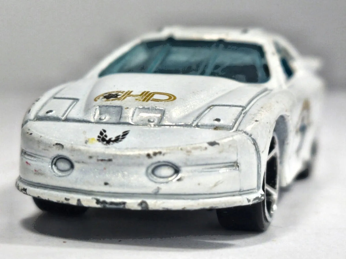 Pontiac Firebird Hot Wheels 1:64 GOLD Luzak Biały – zdjęcie 5