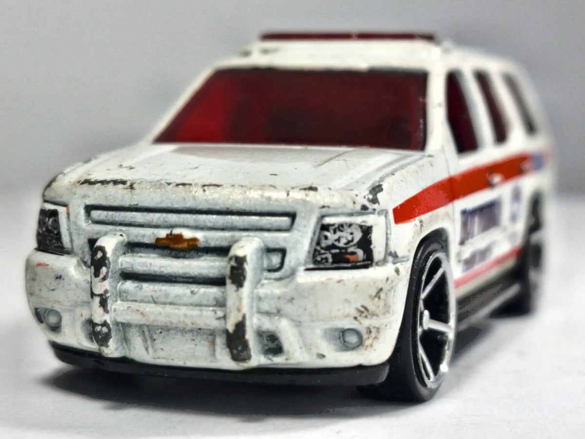 Chevrolet Tahoe Hot Wheels 2002 1:64 Luzak Biały – zdjęcie 5