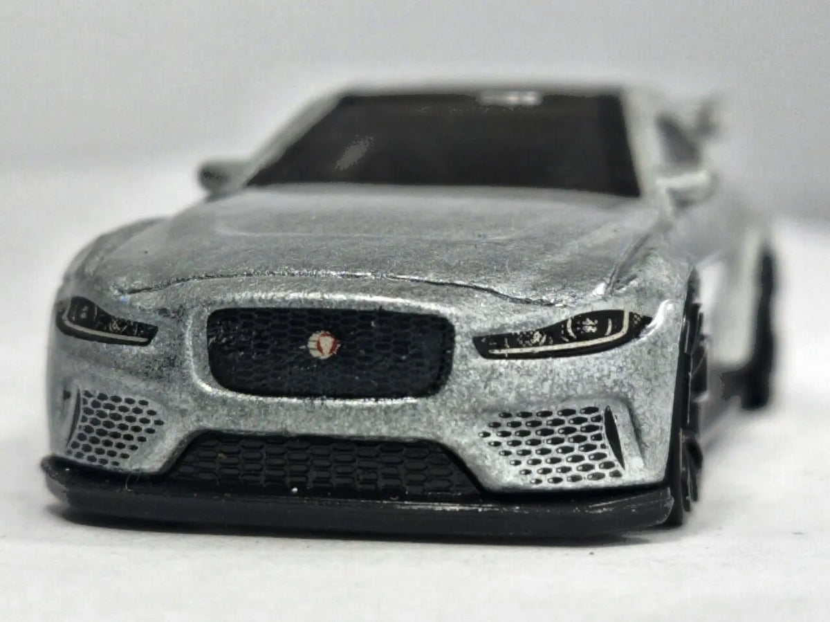 Jaguar XE SV Project 8 Hot Wheels 2018 Factory Fresh 1:64 Luzak Srebrny – zdjęcie 5