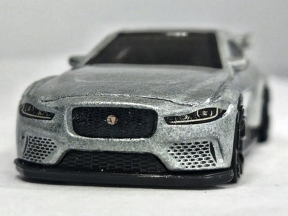Jaguar XE SV Project 8 Hot Wheels 2018 Factory Fresh 1:64 Luzak Srebrny – zdjęcie 5