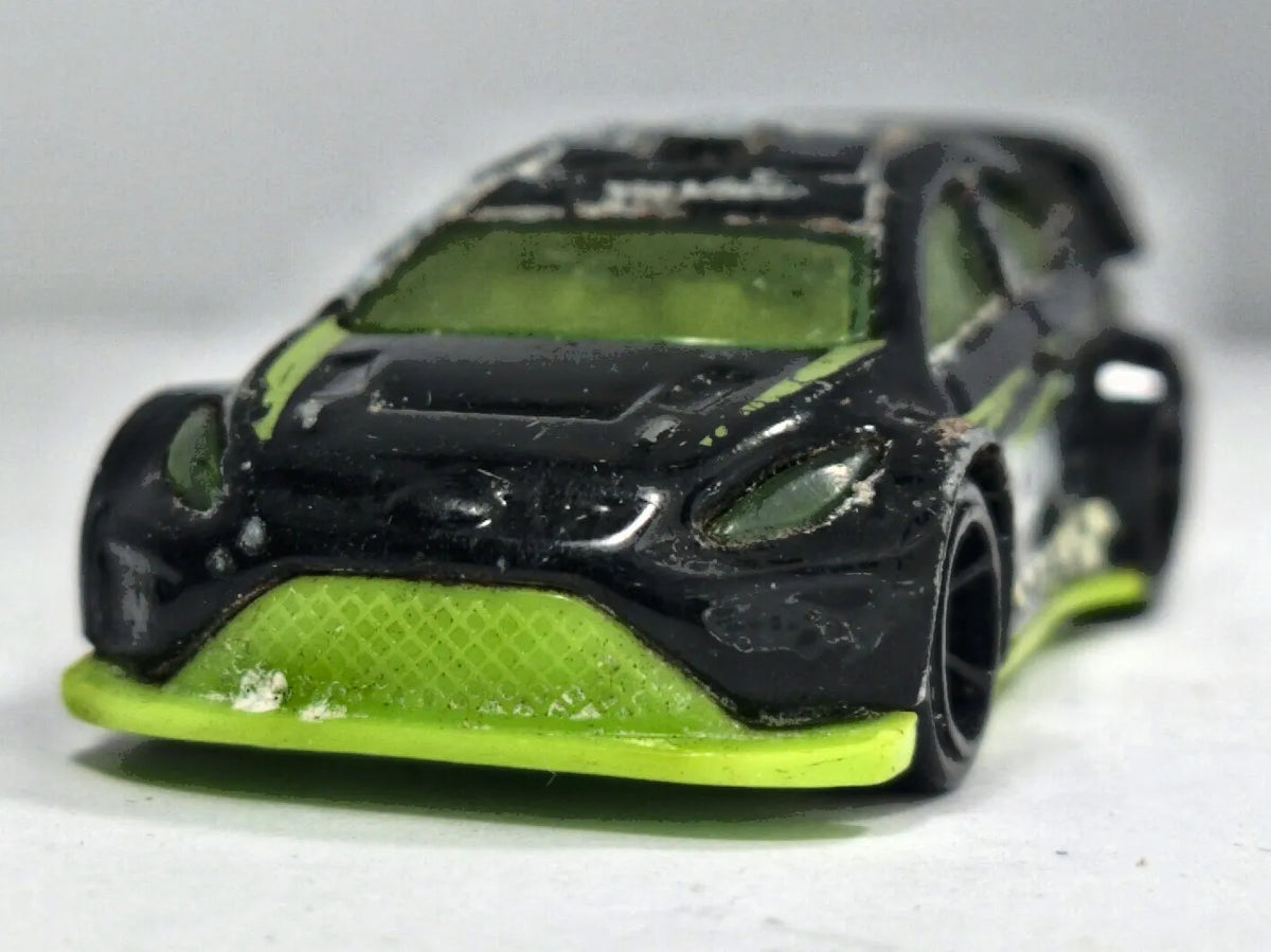 Ford Fiesta Hot Wheels 2011 Checkmate 1:64 Luzak Czarny "Pawn" – zdjęcie 5