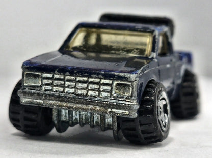 JAPOŃSKI PICKUP 4X4 Z LAT 80 Maisto 1982 Granatowy 1:64 2xMetal – zdjęcie 5