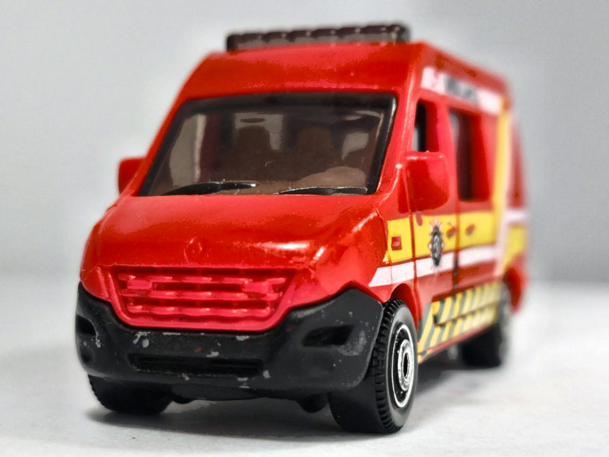 RENAULT MASTER AMBULANCE Matchbox 2011 Czerwony 1:54 – zdjęcie 5