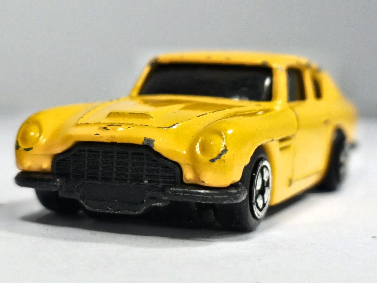 Aston Martin DB6 Corgi Żółty 1:64 – zdjęcie 5