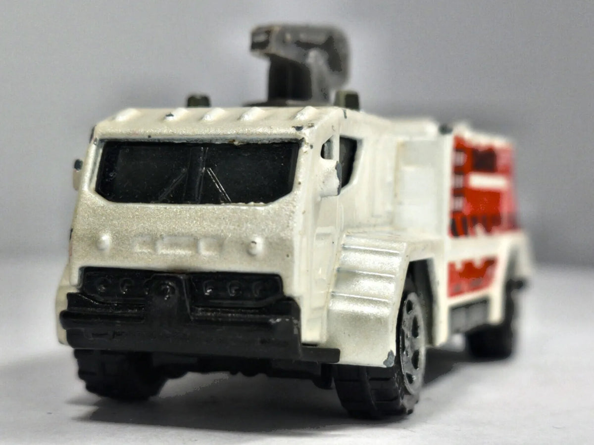 AIRPORT FIRE TANKER Matchbox 2003 Biały 1:64 – zdjęcie 5