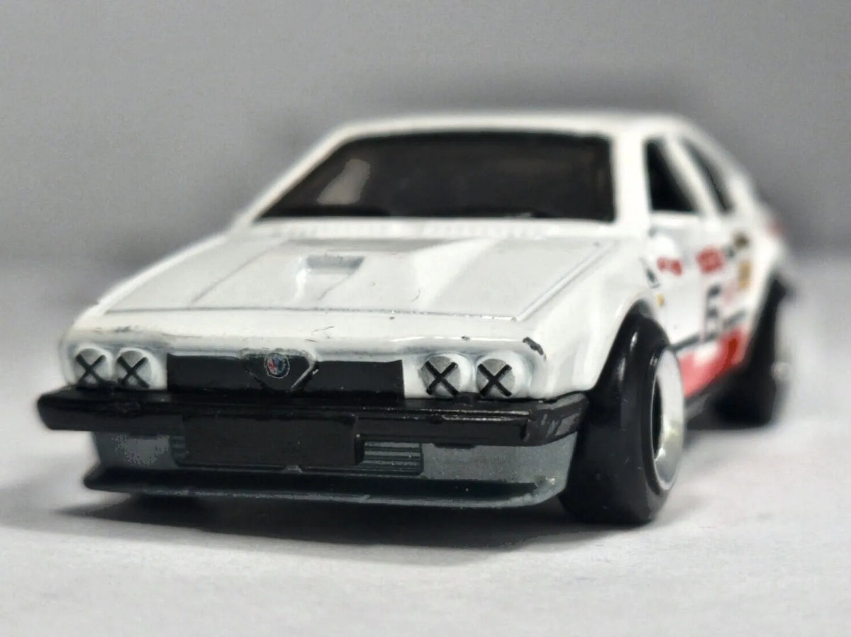ALFA ROMEO GTV6 3.0, Hot Wheels Premium 2022, Die cast HKG48, Biały, 1:64 – zdjęcie 5