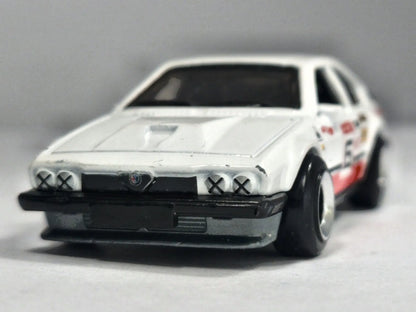 ALFA ROMEO GTV6 3.0, Hot Wheels Premium 2022, Die cast HKG48, Biały, 1:64 – zdjęcie 5