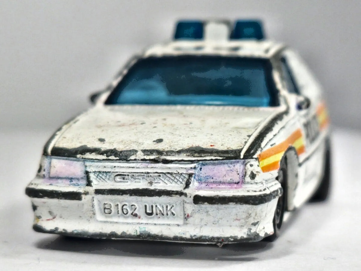 VAUXHALL ASTRA GTE / OPEL KADETT GSI POLICE, Matchbox 1985, Biały, 1:64 – zdjęcie 5