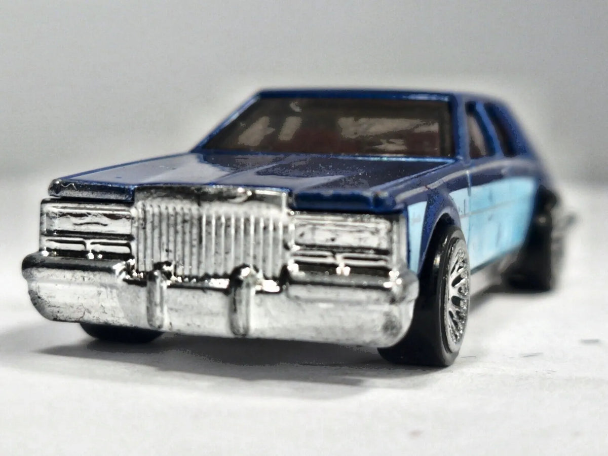 CADILLAC SEVILLE Hot Wheels 2011 Niebieski 1:64 – zdjęcie 5