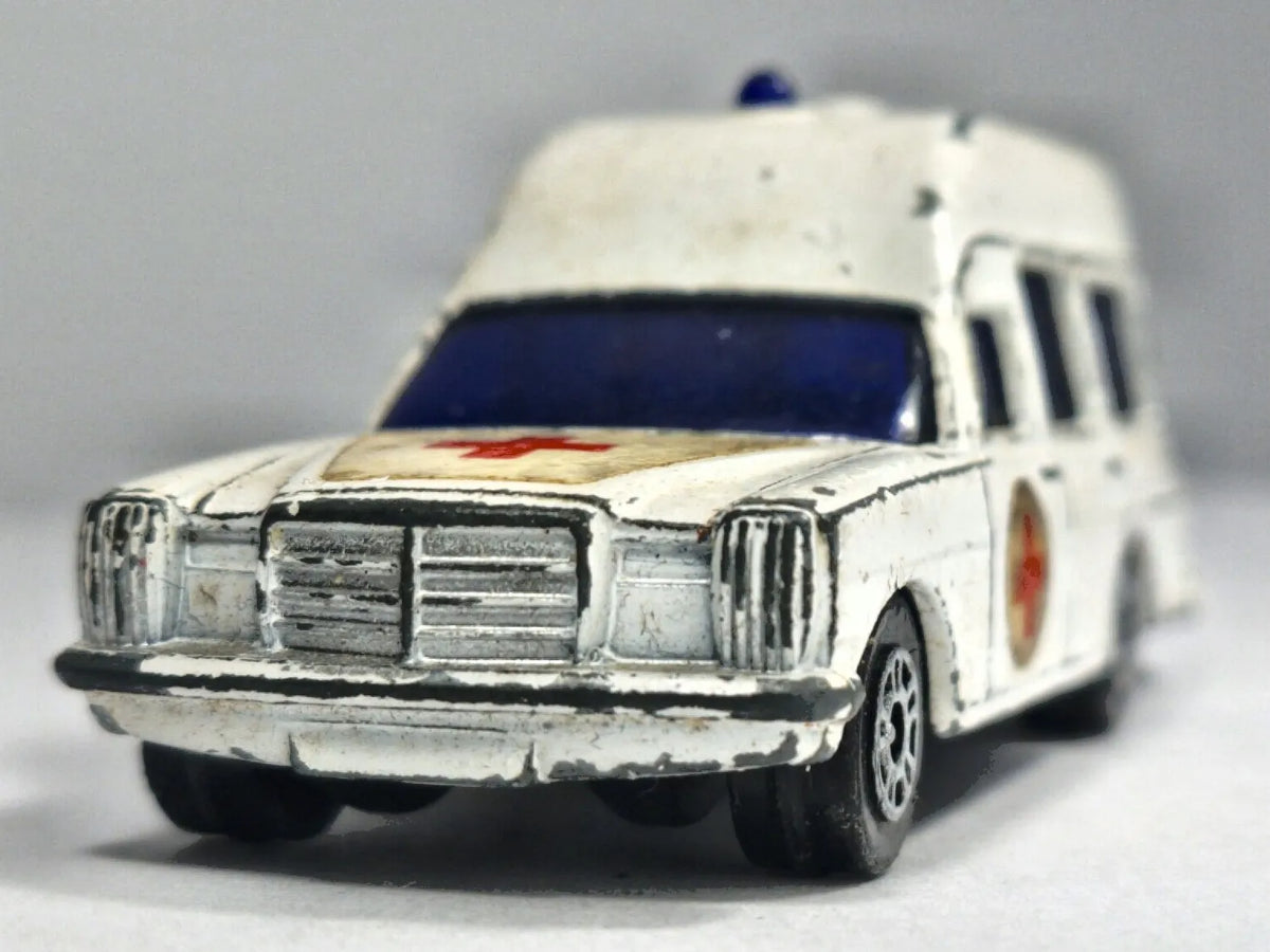MERCEDES BENZ 2200 BINZ AMBULANCE, Corgi, Die cast, Biały, 1:64, Resoraki – zdjęcie 5