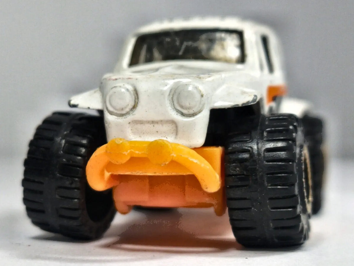 Volkswagen Beetle 4X4 Matchbox 2008 1:64 Samochód terenowy Luzak Biały – zdjęcie 5