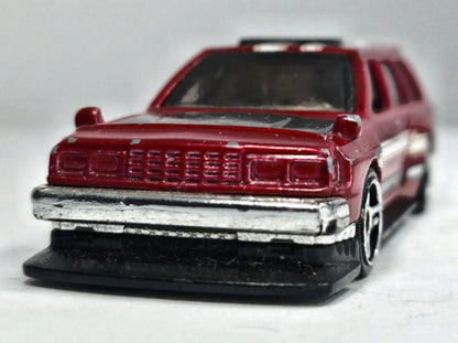 Nissan Maxima Hot Wheels 2021 1:60 Czerwony Wyścig – zdjęcie 5