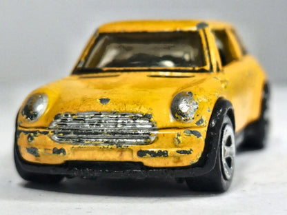 Mini Cooper Hot Wheels 2001 1:64 Luzak Żółty 2xMetal – zdjęcie 5