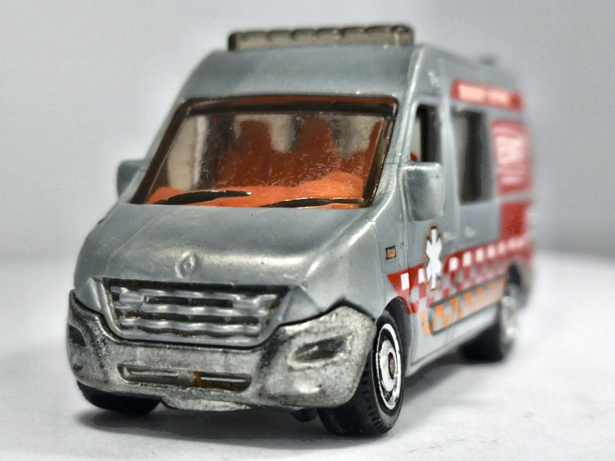 RENAULT MASTER AMBULANCE CITY Matchbox 2011 Srebrny 1:64 – zdjęcie 5