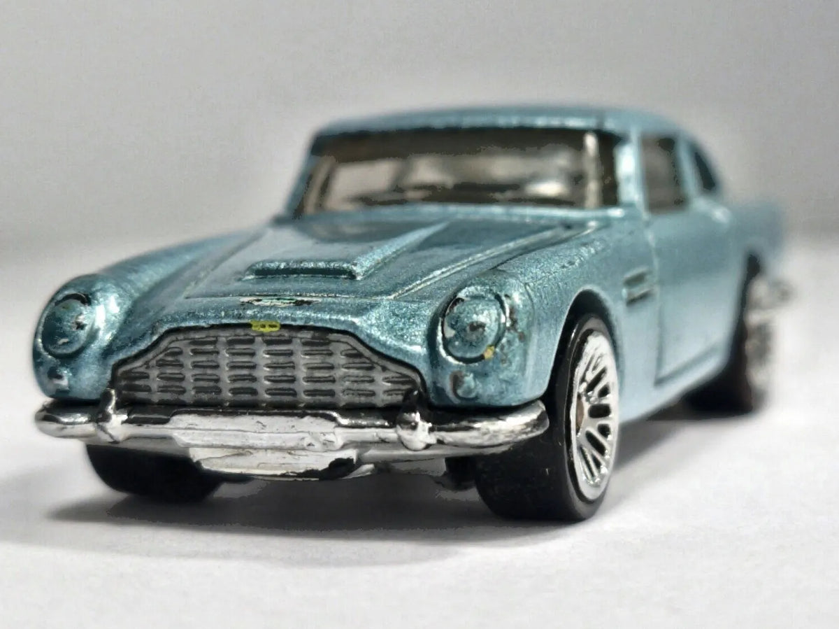 Aston Martin DB5 Hot Wheels 2013 1:64 Luzak Niebieski – zdjęcie 5