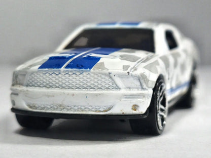 '07 SHELBY GT-500, Hot Wheels 2008, Die cast, Biały, 1:66, Resoraki – zdjęcie 5