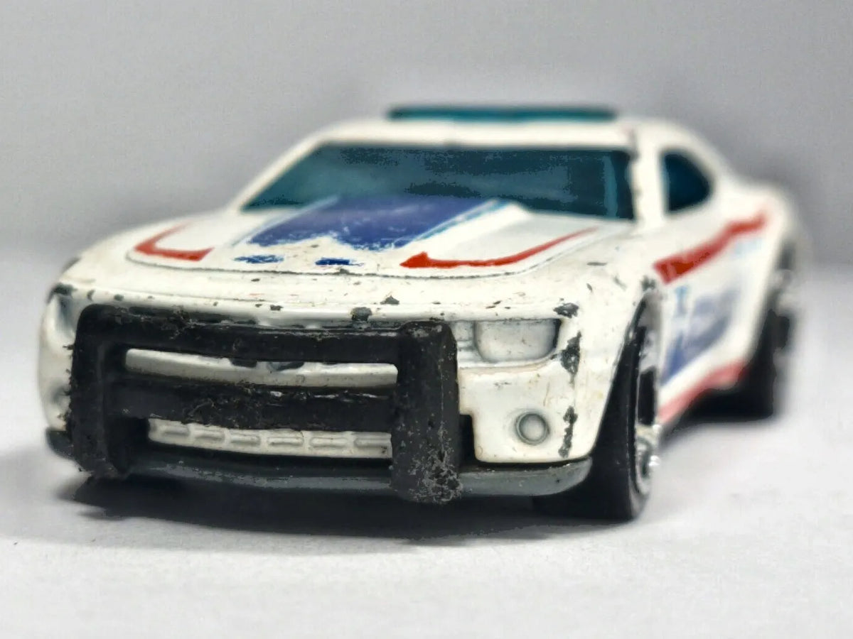 Chevrolet Camaro 2010 Mainline Policja Hot Wheels Biały 1:56 – zdjęcie 5