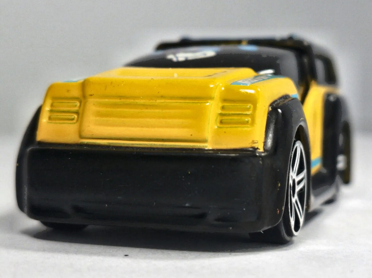 FM ROVER, Królik Bugs, Vintage Maisto, Die cast 11042, Żółty 1:64, Resoraki – zdjęcie 5