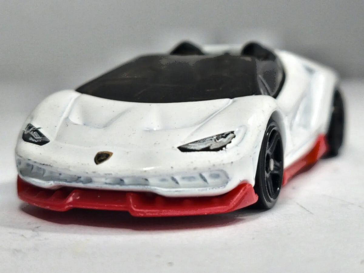 Lamborghini Centenario Hot Wheels 2018 Mainline 1:64 Luzak Biały – zdjęcie 5