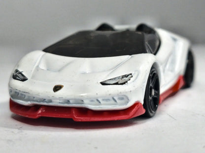 Lamborghini Centenario Hot Wheels 2018 Mainline 1:64 Luzak Biały – zdjęcie 5