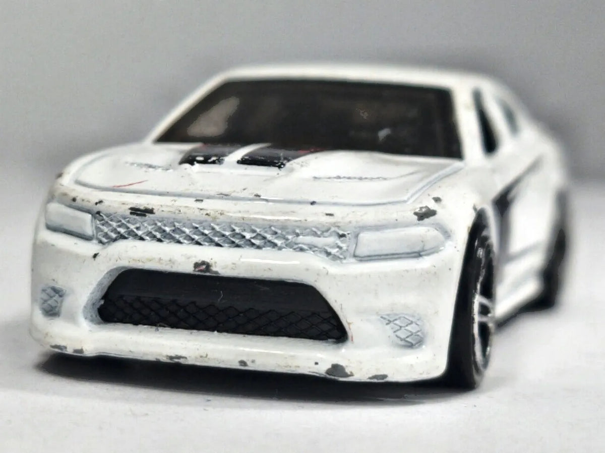 Dodge Charger SRT Hot Wheels 2015 1:64 Luzak Biały – zdjęcie 5