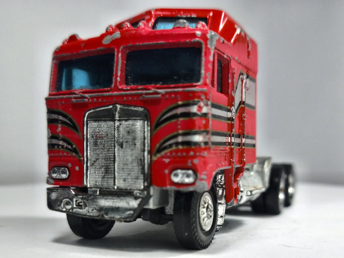 Ciągnik Siodłowy Kenworth K100 Aerodyne Yatming Czerwony 1:64 – zdjęcie 5